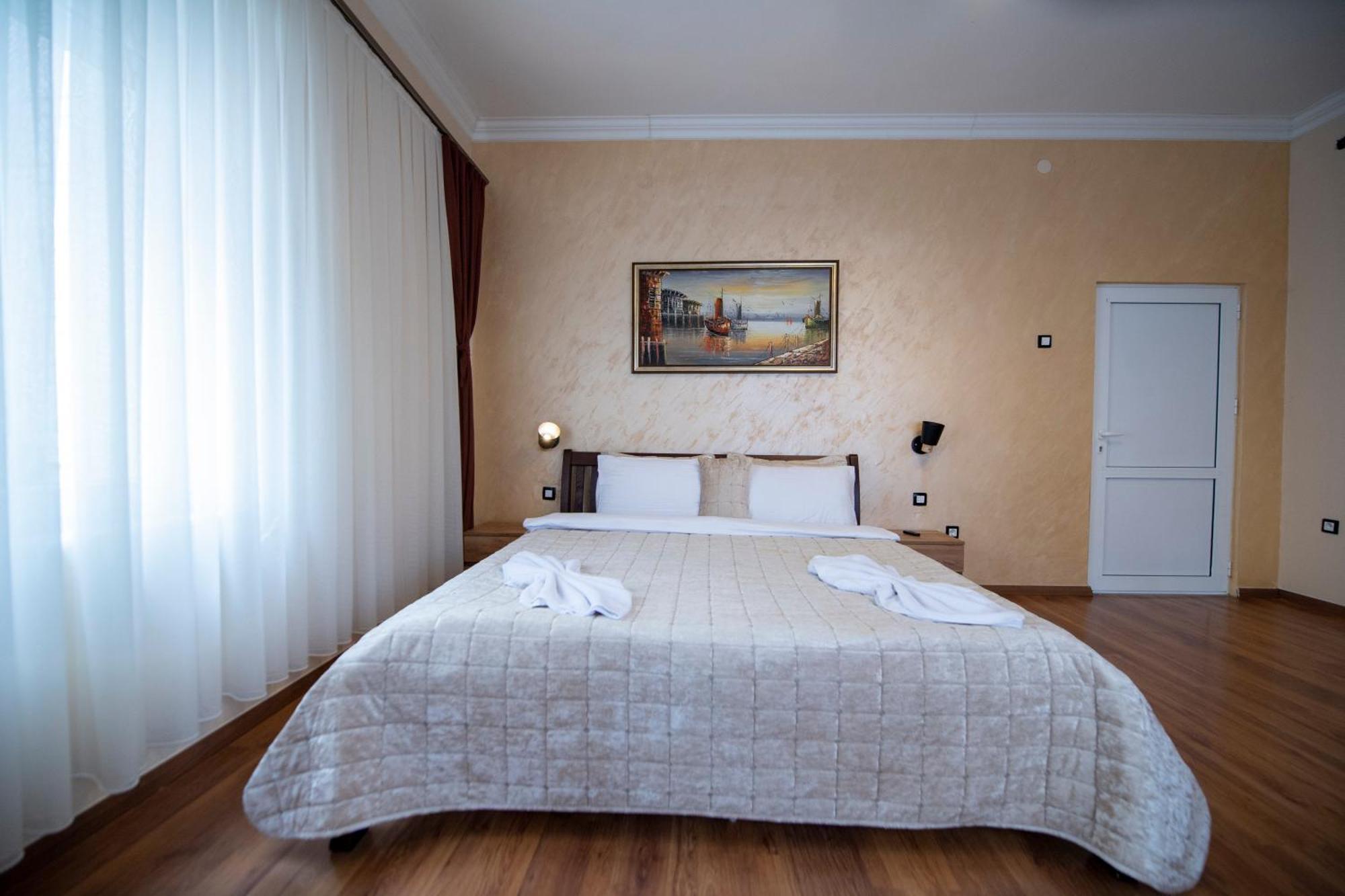 Hotel And Apartments Central City Prishtina Pristina Exterior photo