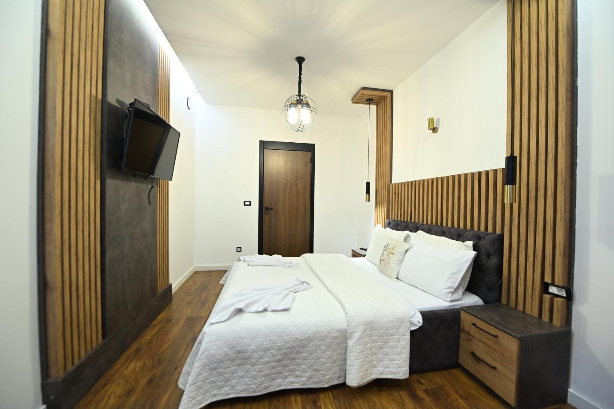 Hotel And Apartments Central City Prishtina Pristina Exterior photo